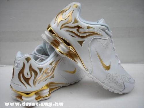 Nike arany mintás cipõ