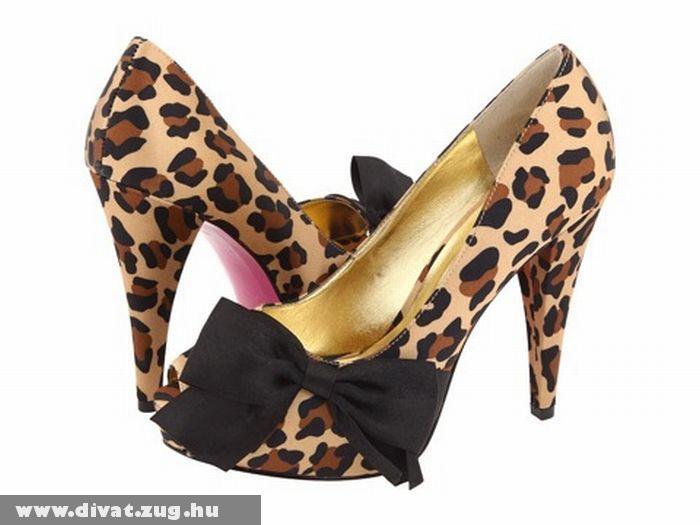 Paris Hilton leopárdmintás cipõje
