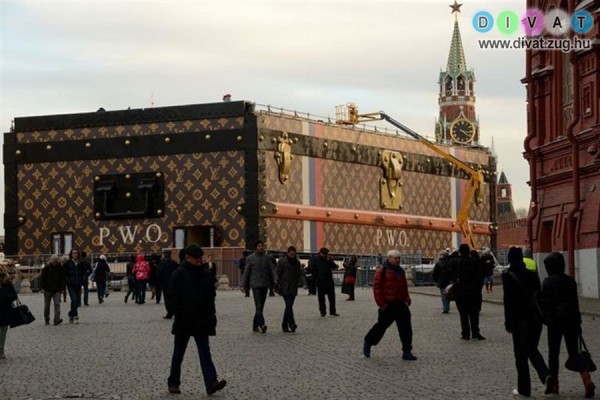 Óriási Louis Vuitton utazóláda a Vörös téren
